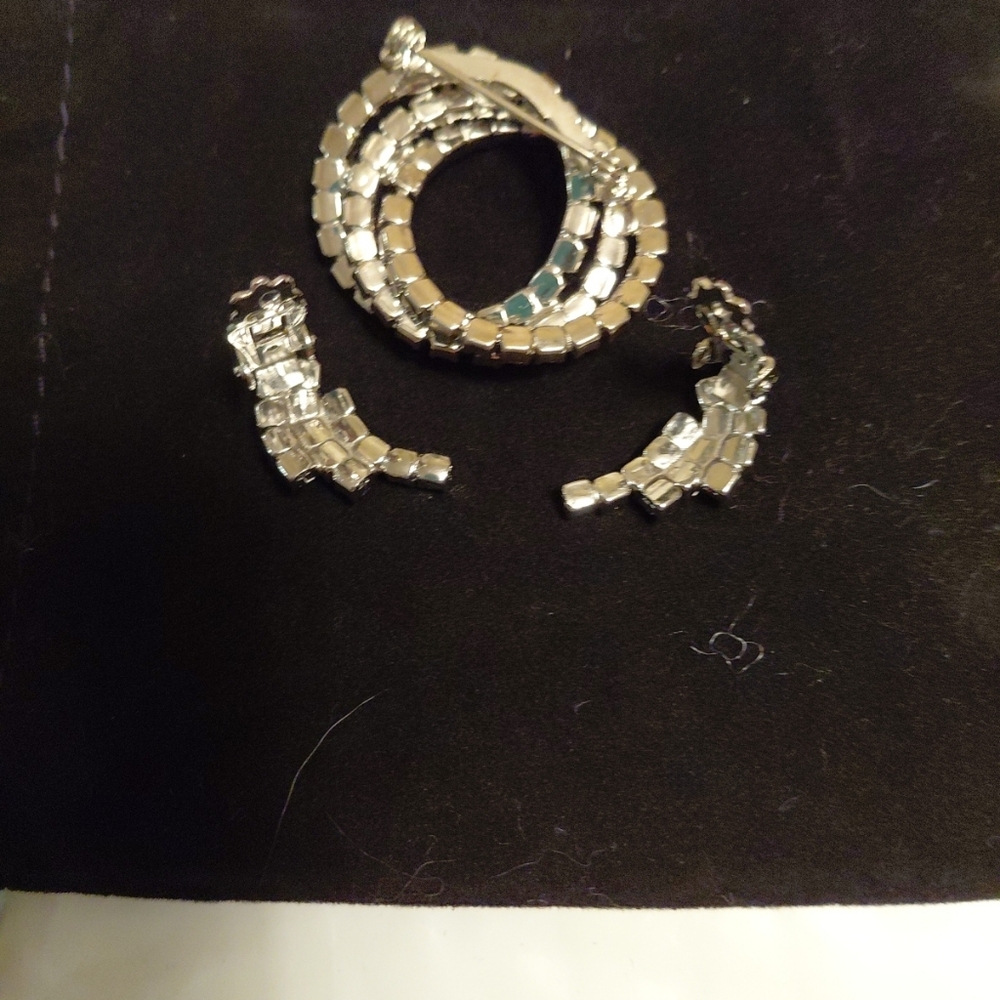 Vintage Trio Blue Rhinestone Brooch & Clip on Earrings. - Picture 5 of 8